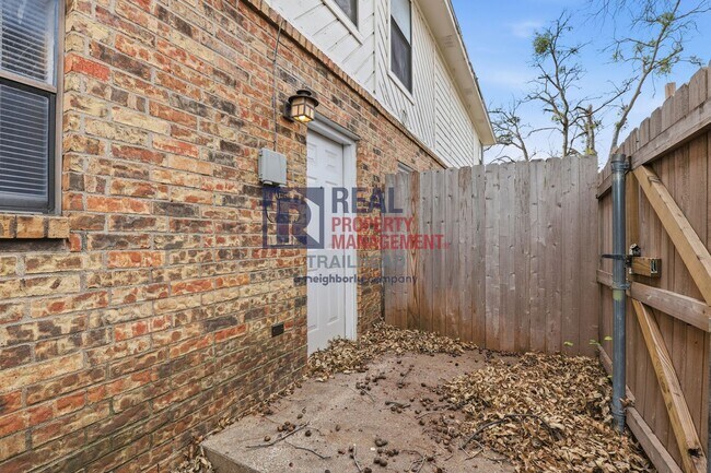 Building Photo - Well-Designed 2 Bedroom Townhome Near Camp Bowie