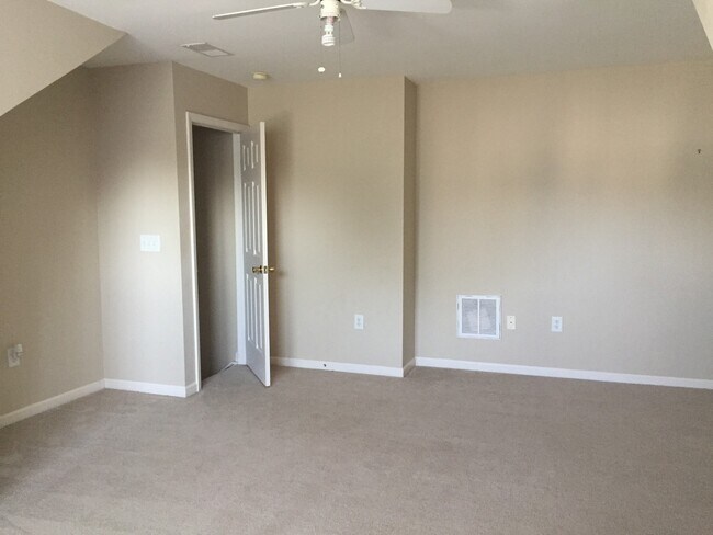 Building Photo - Beautiful Home in Shelburne Farms......Pri...