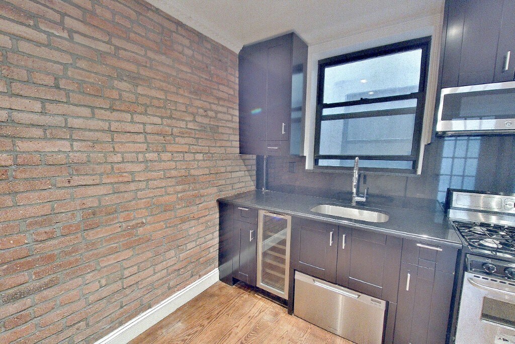 Building Photo - 422 E 9th St