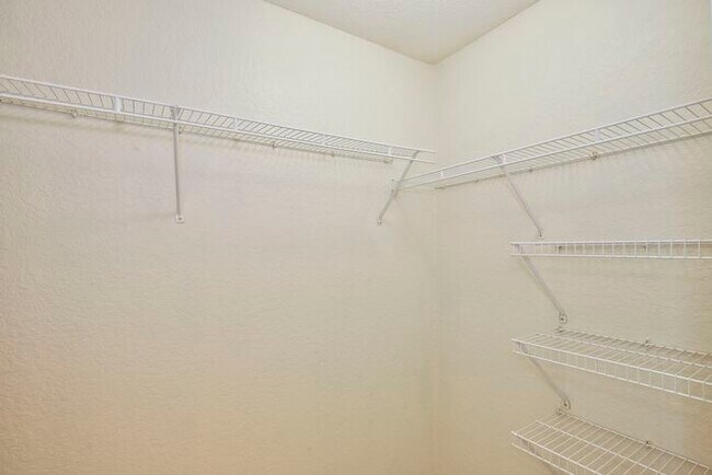 Building Photo - Stylish 3/2 Corner-Unit Condo with Resort ...