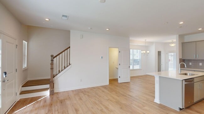 Building Photo - Immaculate New Townhome in Pringle Towns