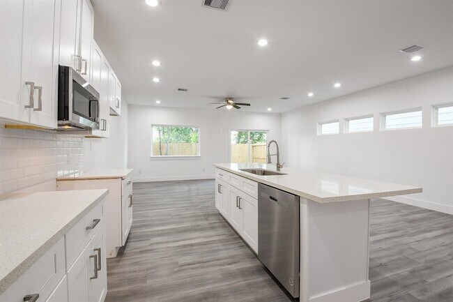 Building Photo - 4438 Aledo St