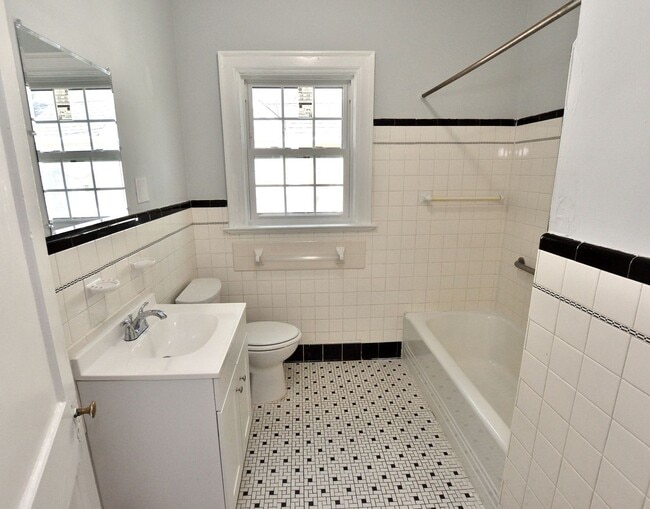 Building Photo - 945 Sycamore St