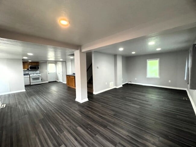 Building Photo - 289 Howk St