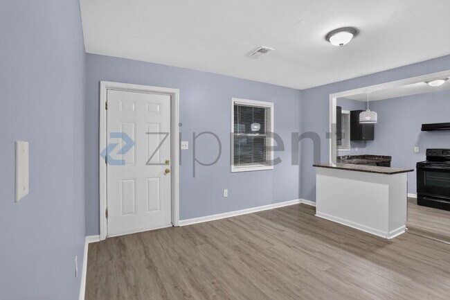 Building Photo - 305 W Oak St