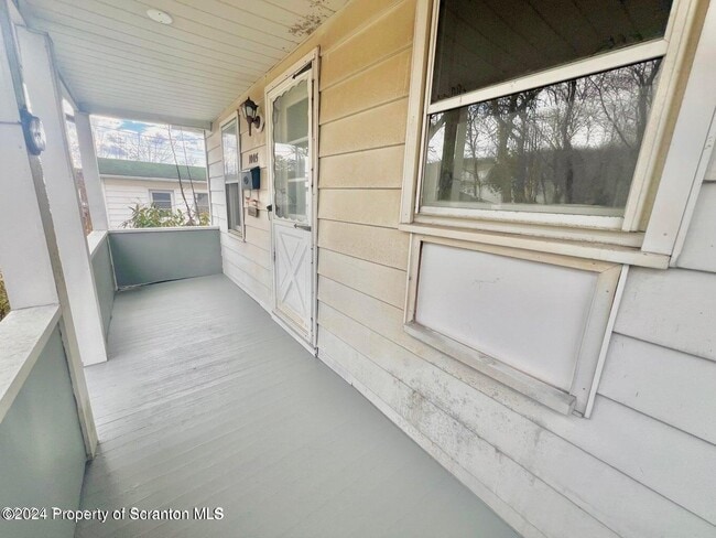 Building Photo - 1005 Luke Ave