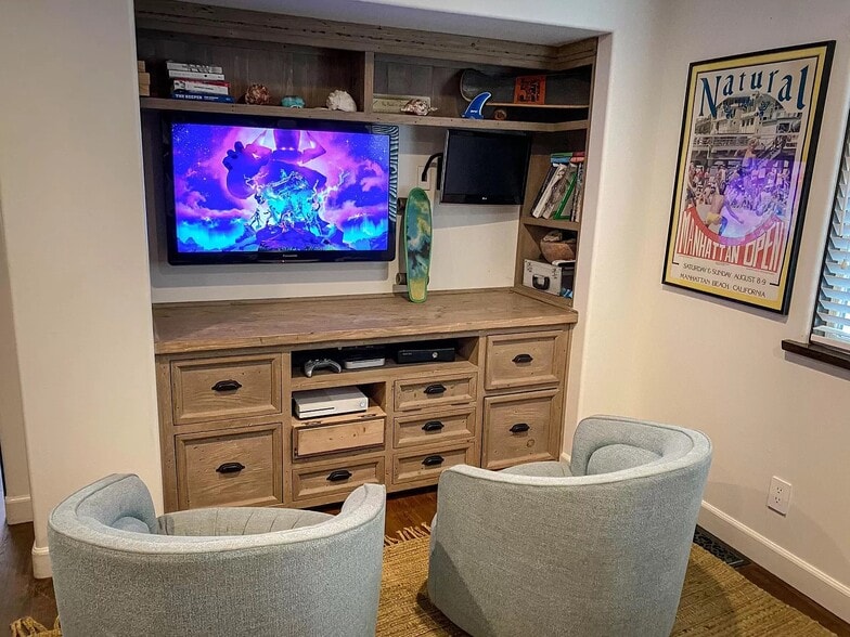 Building Photo - 221 24th St