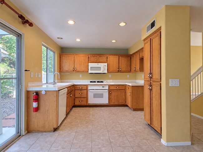 Building Photo - 635 Hillhaven Dr