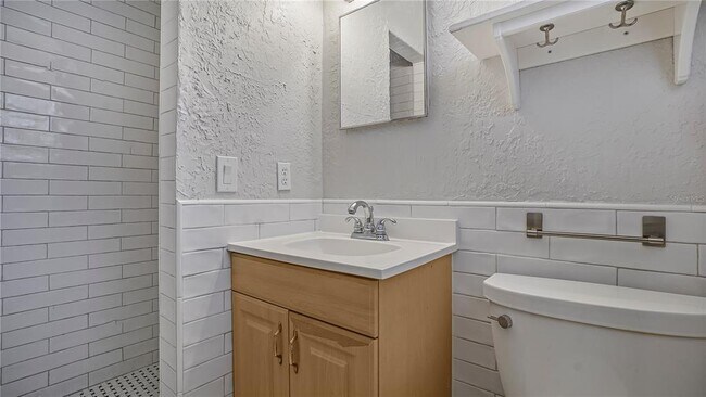 Building Photo - 2992 Chantilly Ave