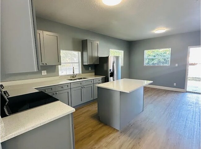 Building Photo - Saint John St