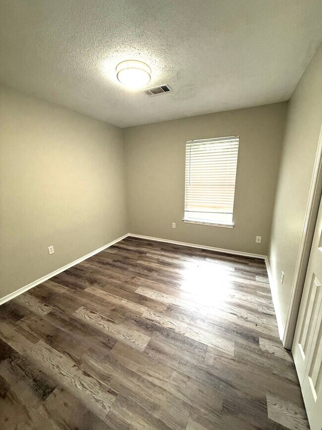Building Photo - 402 Mulligan Dr