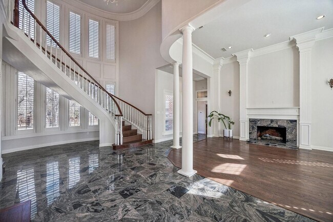 Building Photo - 2900 Creekview Dr