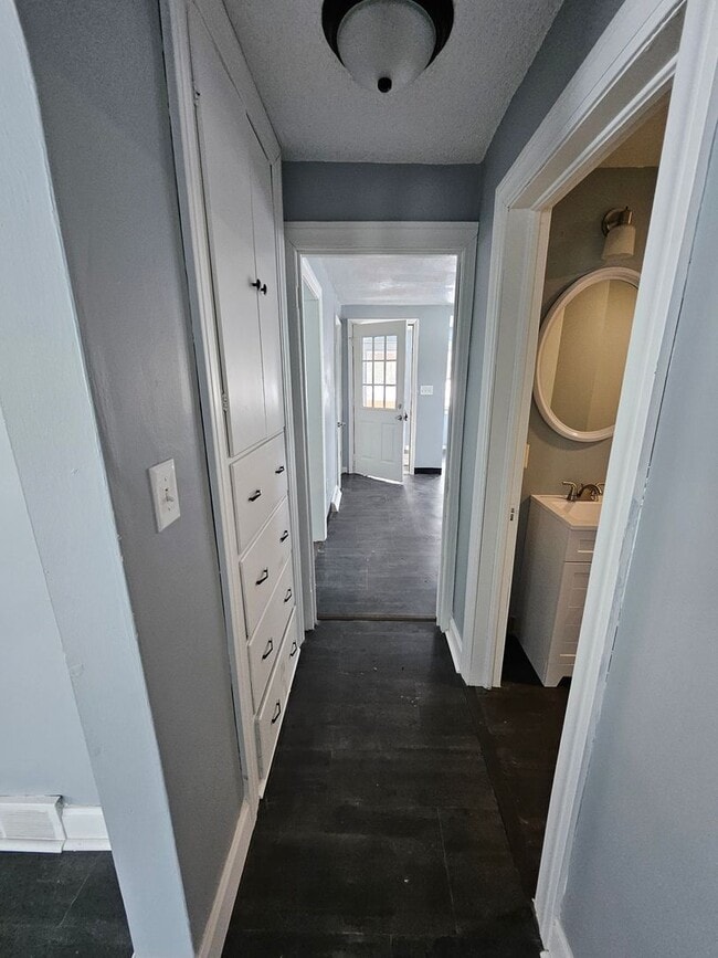 Building Photo - 3 bedroom single family home MILLCREEK