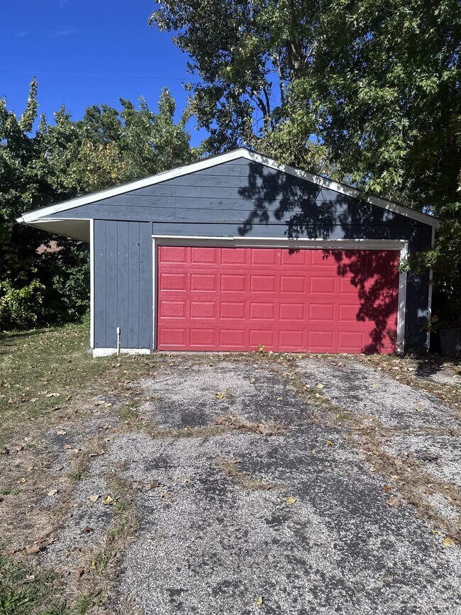 Building Photo - 16313 Clearview Ave