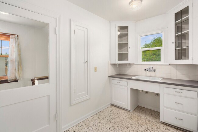 Building Photo - 709 N 68th St