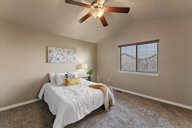 Building Photo - Beautiful 4 Bed 3 Bath in Lorson Ranch!!!