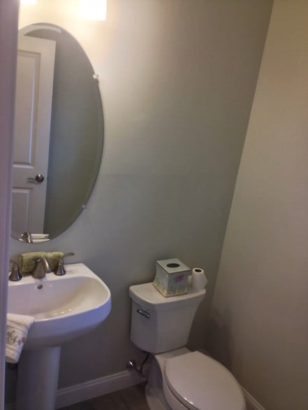 Powder room - 8 Murray Ave