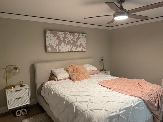 Building Photo - 9125 Marina Pacifica Dr