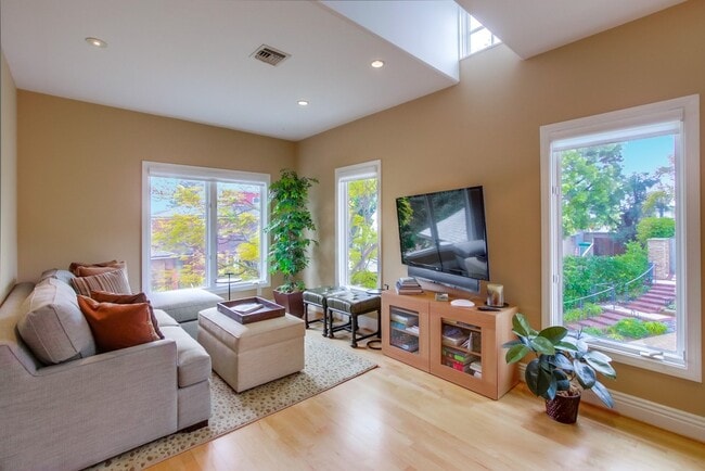 Building Photo - 2455 Presidio Dr