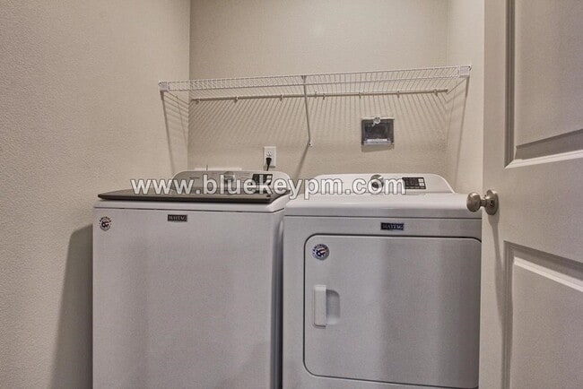 Building Photo - 3 Bed, 2.5 Bath Townhome in East Vancouver