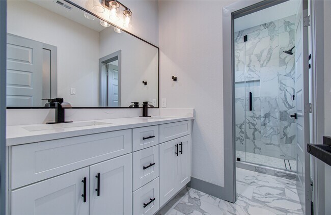 Building Photo - 835 S Victory Dr