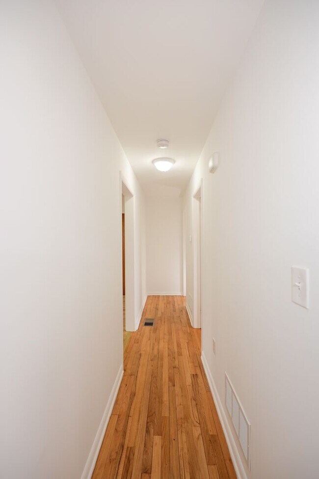 Building Photo - 2305 River Rd