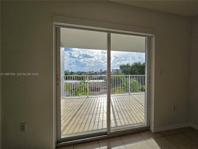 Building Photo - 637 SW 3rd St