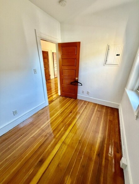 Building Photo - 9 Thacher Ct