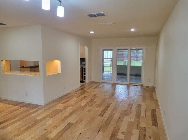 Building Photo - 4012 Hyridge Dr