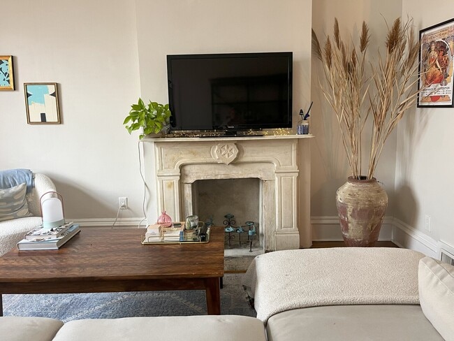 Building Photo - 2035 W Evergreen Ave