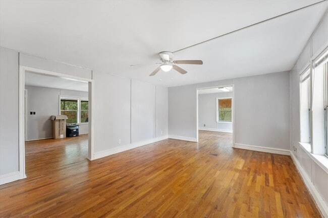 Building Photo - 606 N Pine Hill St