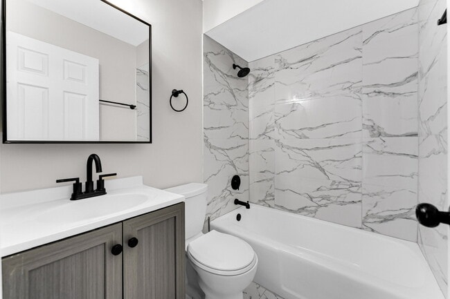 Building Photo - 816 Mackinaw Ave