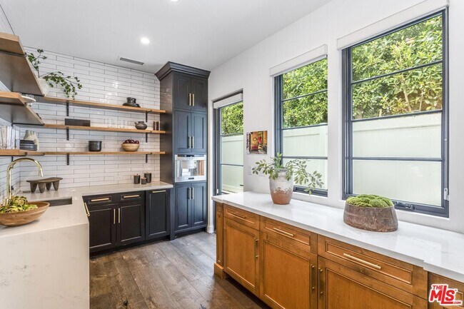 Building Photo - 820 N Vista St