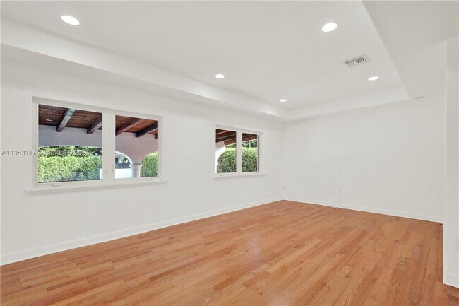 Building Photo - 527 SW 20th Rd