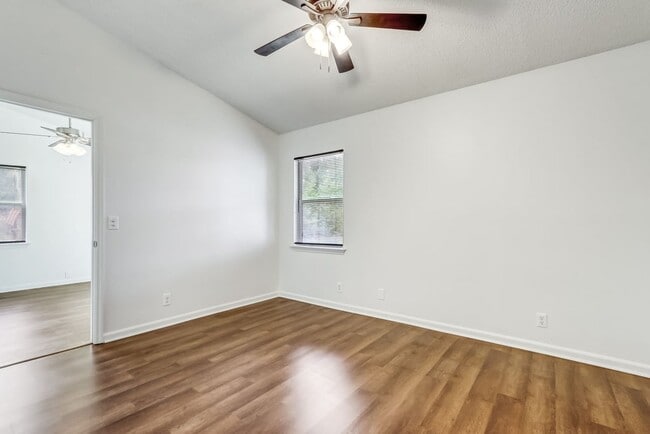 Building Photo - 175 E Lakemont Dr