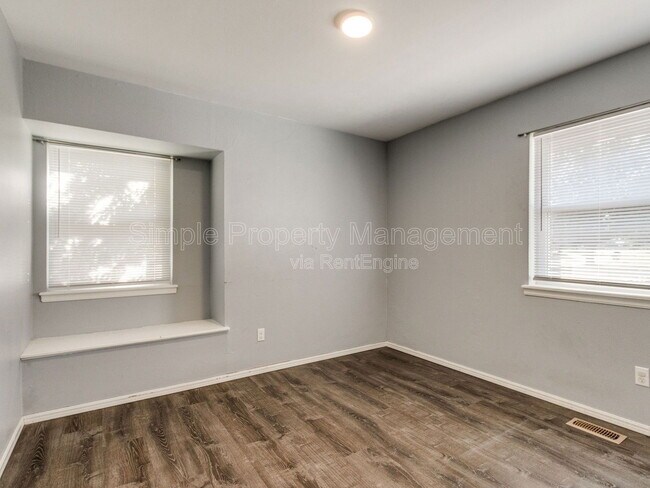 Building Photo - 2711 Ridgeview Dr
