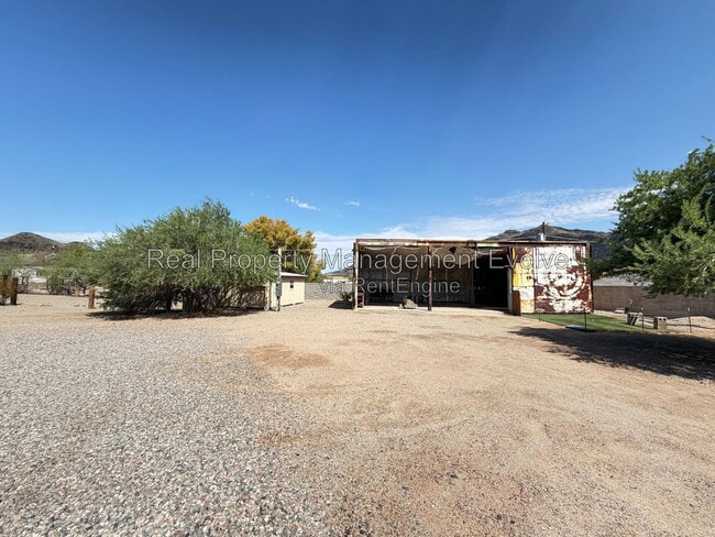 Building Photo - 4213 W Cheyenne Dr