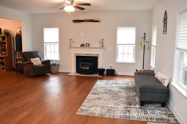 Building Photo - Great Out Door Living At The Lake Of The Woods!