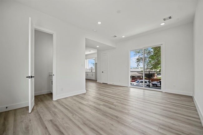 Building Photo - 870 W Little York Rd