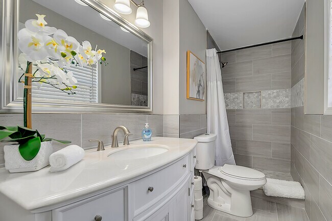 Building Photo - 2062 Woodbine Cir