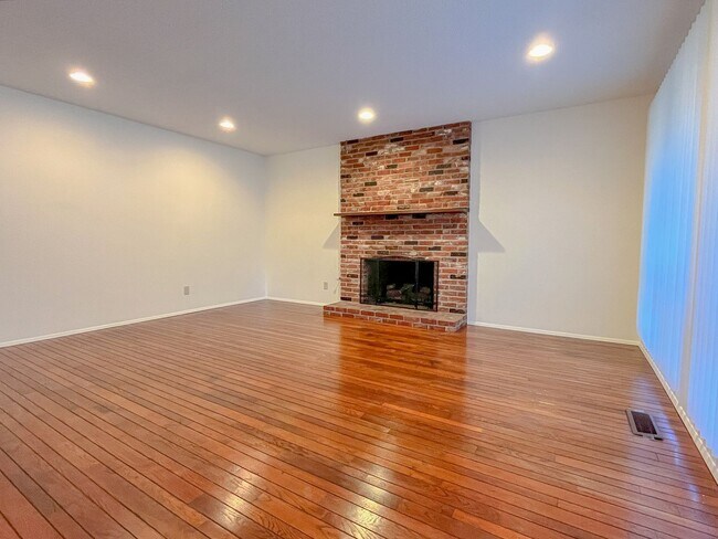 Building Photo - Charming 3bd/2bth Rambler in Tam o'Shanter in Redmond $3,795/mo