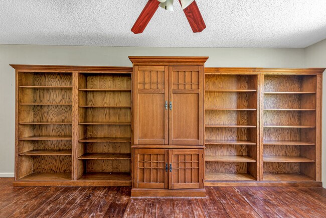 Building Photo - 707 Christine Ave