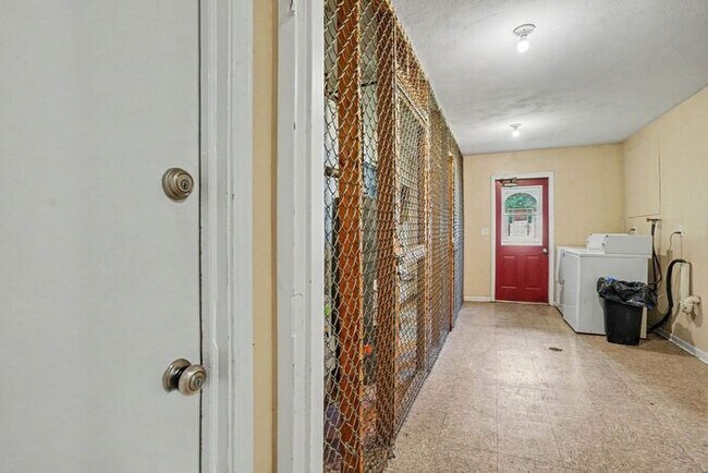 Building Photo - $774 1 bed/1 bath Apartment in Eastwood ***Ask about our Security Deposit Alternative!***