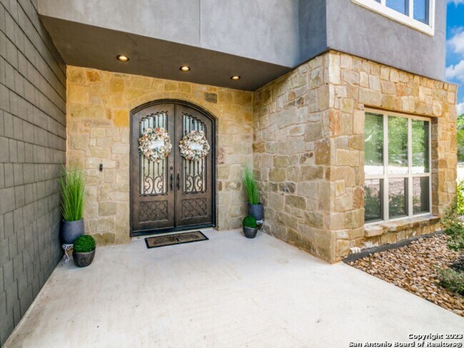 Building Photo - 5 Bedroom/3.5 Bathroom Home in the Ensenad...