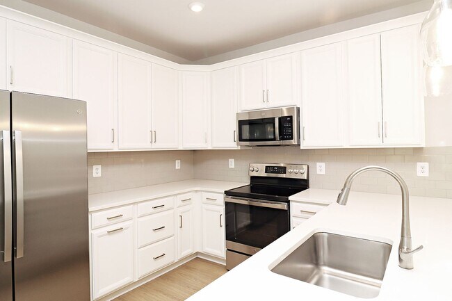 Building Photo - Pet-Friendly Brookhill Commons Townhome-Style Condo