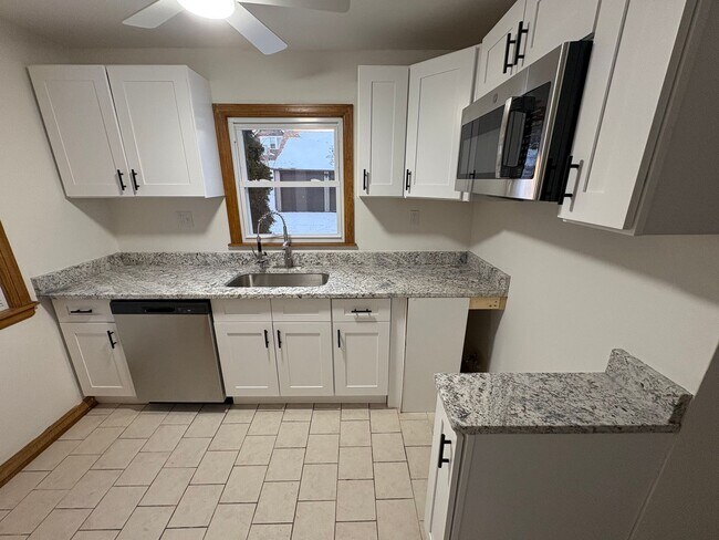 Building Photo - Newly remodeled single family with lots of space!!