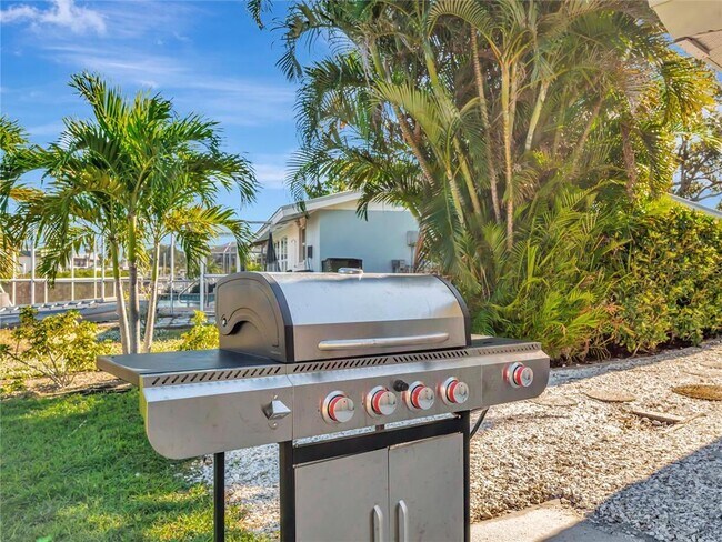 Building Photo - 10432 Sandpiper Rd W