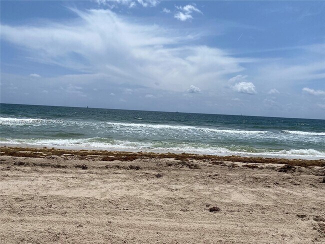 Building Photo - 4228 N Ocean Dr