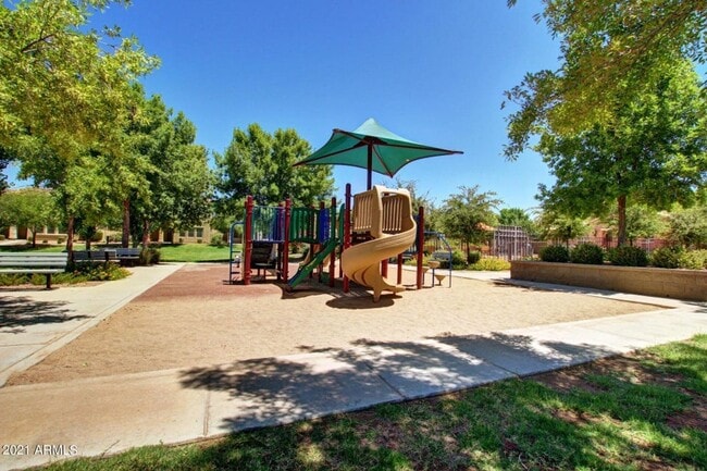 Building Photo - GORGEOUS home in THE KNOLLS at Power Ranch!
