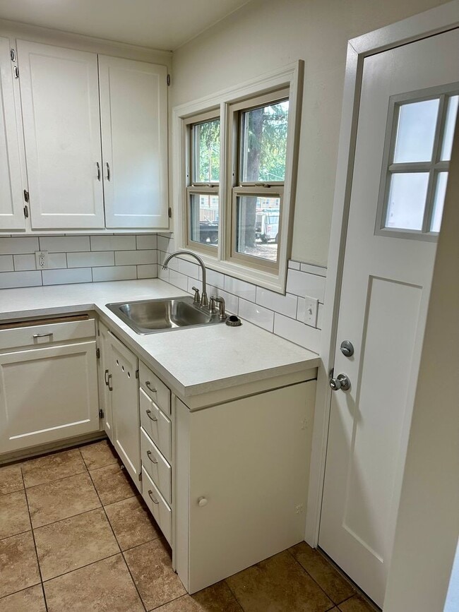 Building Photo - Cute One Bedroom